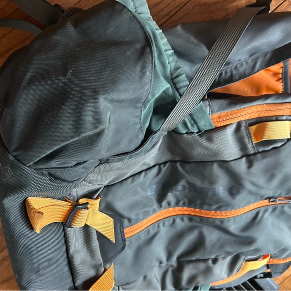 Patagonia Green and Orange Backpack 28L - Picture 10 of 11